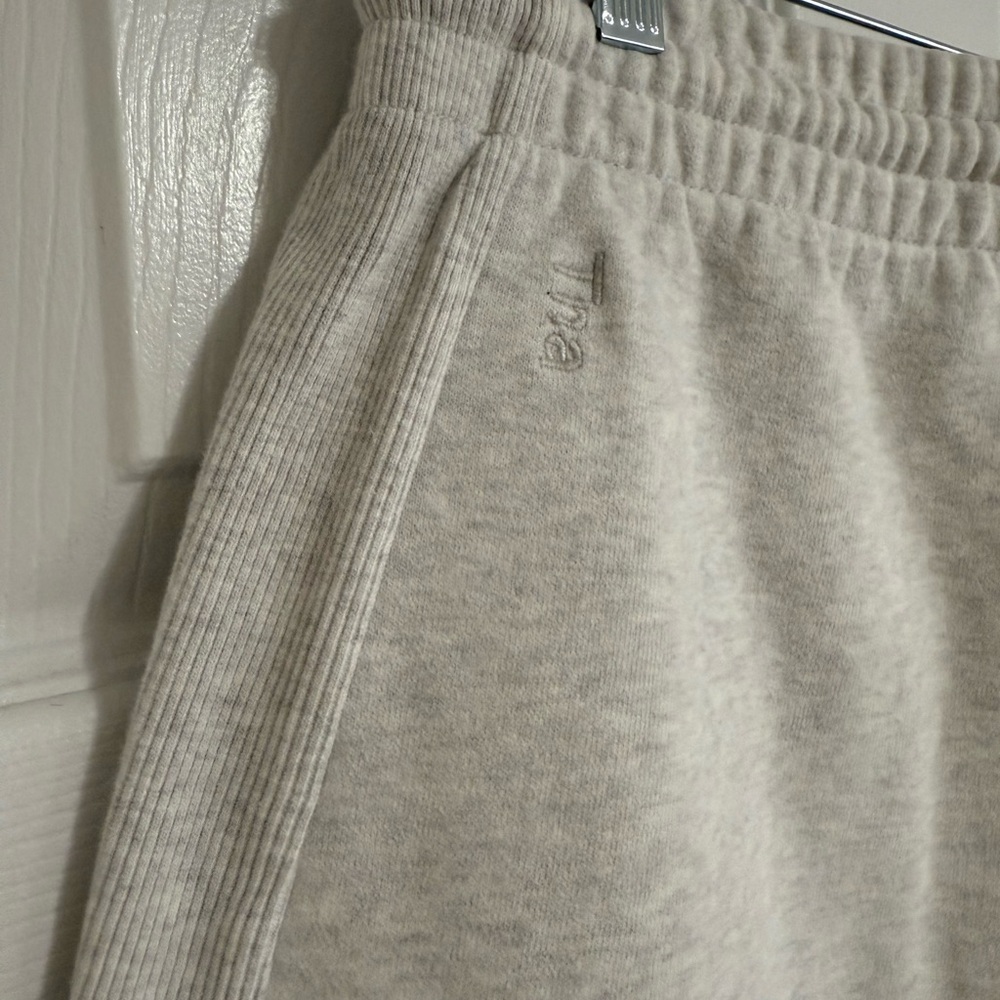 TNA CozyAF Fleece Perfect Hi-Rise Sweatshorts Heather Grey | Aritzia | Size M - Picture 3 of 5